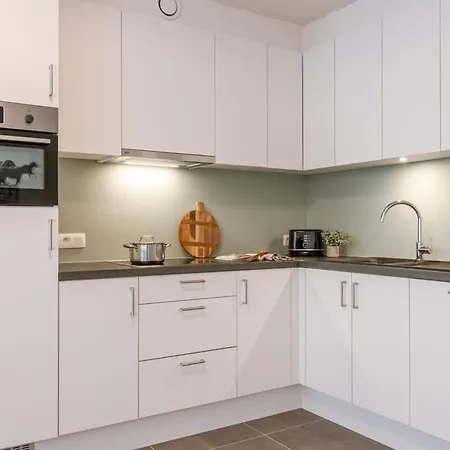 Huswell - Modern For Up To Five People