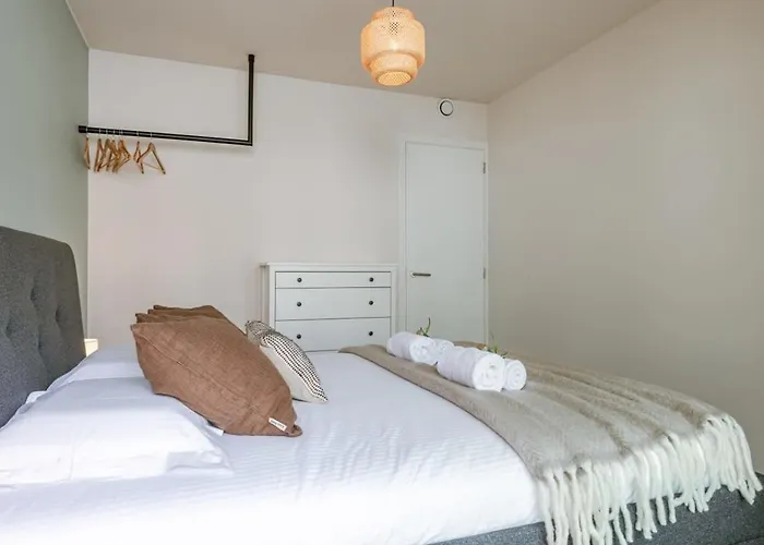 Huswell - Modern For Up To Five People 아파트 *